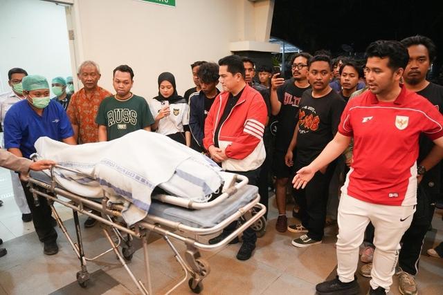 悲剧一名25岁印尼球迷看球时突发哮喘，经抢救后不幸离世