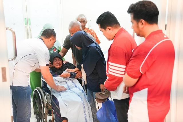 悲剧一名25岁印尼球迷看球时突发哮喘，经抢救后不幸离世